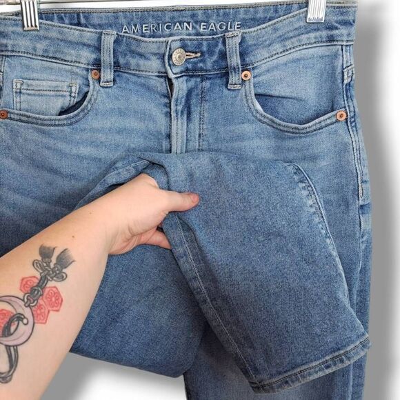 American Eagle Women's Mom Jeans size 4 Short - Picture 3 of 7